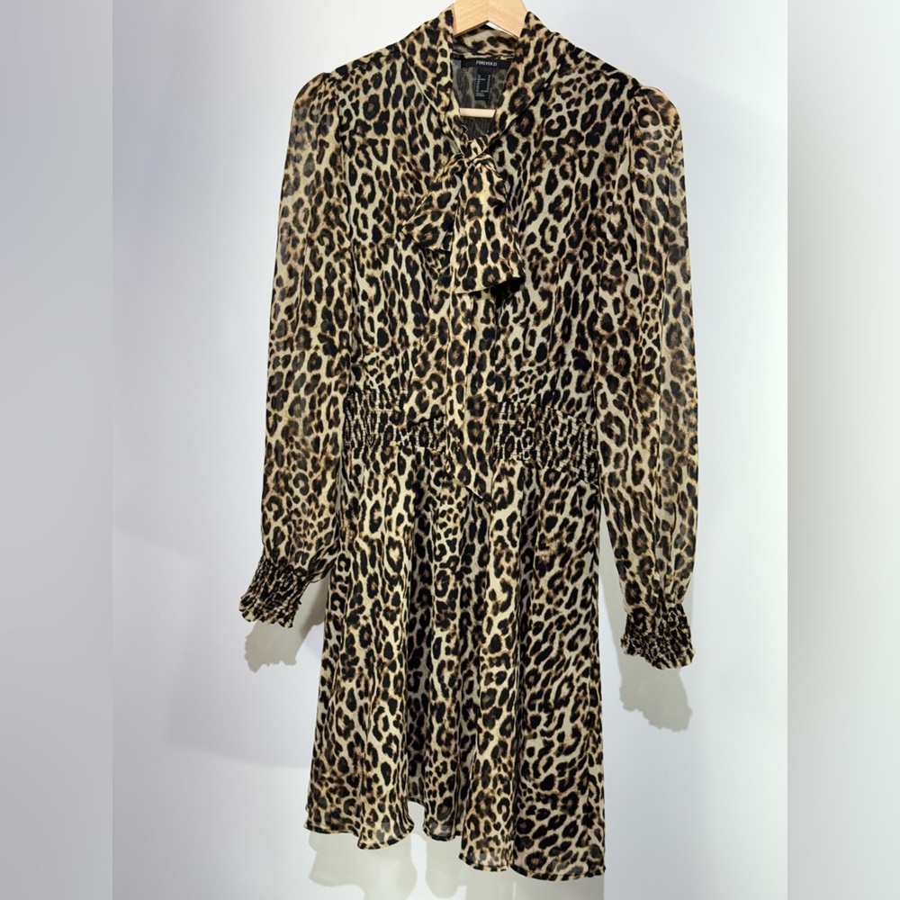 💥FOREVER 21 Flowy Leopard Print Long Sleeve Bow Dress Sized: Medium